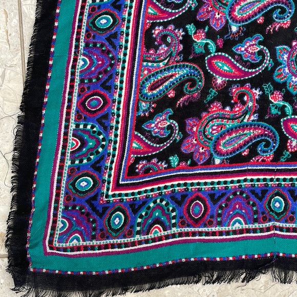 Beautiful Mark Henri scarf